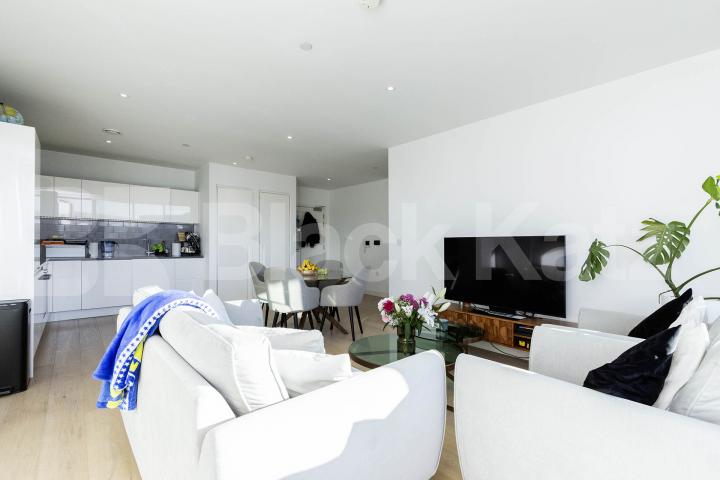 Beautiful 2 bed 2 bath in the popular development in Royal Wharf Admiralty Avenue, Royal Wharf